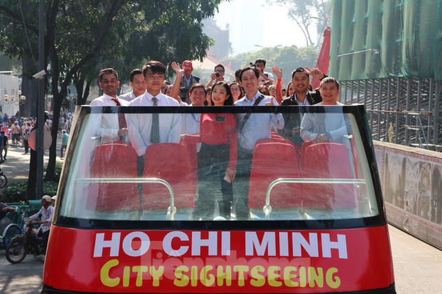 Người Sài Gòn háo hức trải nghiệm xe buýt 2 tầng mui trần lần đầu xuất hiện - Ảnh 2.