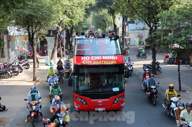 Người Sài Gòn háo hức trải nghiệm xe buýt 2 tầng mui trần lần đầu xuất hiện - Ảnh 14.