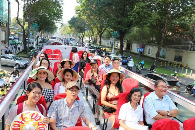 Người Sài Gòn háo hức trải nghiệm xe buýt 2 tầng mui trần lần đầu xuất hiện - Ảnh 3.