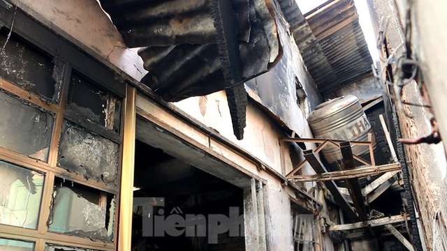 Cận cảnh hiện trường vụ cháy làm 5 người chết thương tâm ở Sài Gòn sáng 27 tết - Ảnh 2.