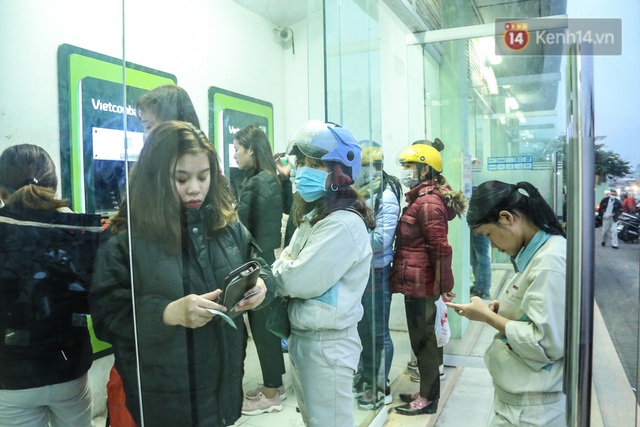 Chùm ảnh: Khổ sở rồng rắn” xếp hàng tại trạm ATM chờ rút tiền ngày cận Tết Canh Tý - Ảnh 12.