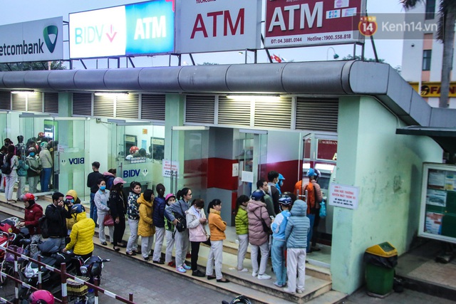 Chùm ảnh: Khổ sở rồng rắn” xếp hàng tại trạm ATM chờ rút tiền ngày cận Tết Canh Tý - Ảnh 14.