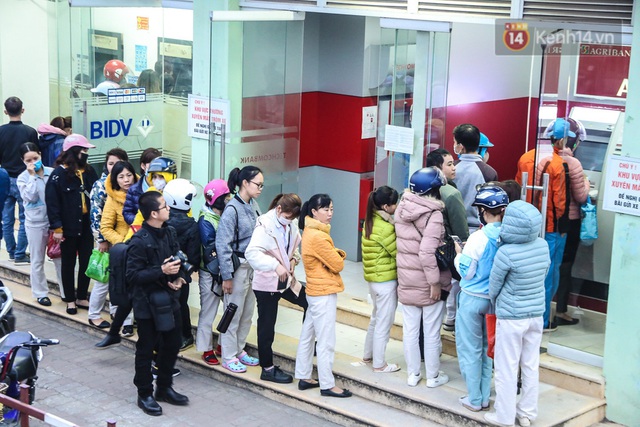 Chùm ảnh: Khổ sở rồng rắn” xếp hàng tại trạm ATM chờ rút tiền ngày cận Tết Canh Tý - Ảnh 8.