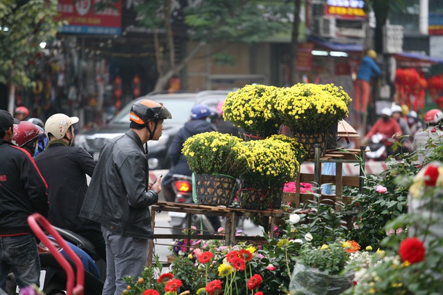 Mặc thời tiết mưa rét, người dân chen chân mua hoa Tết tại chợ hoa lâu đời nhất Hà Nội - Ảnh 9.