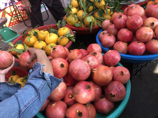 Trái cây khổng lồ gắn mác ngoại bày bán giá rẻ trên vỉa hè Sài Gòn - Ảnh 2.