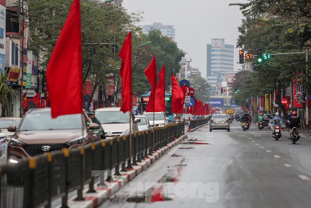 Phố phường Thủ đô rực rỡ cờ đỏ sao vàng ngày 30 Tết - Ảnh 11.