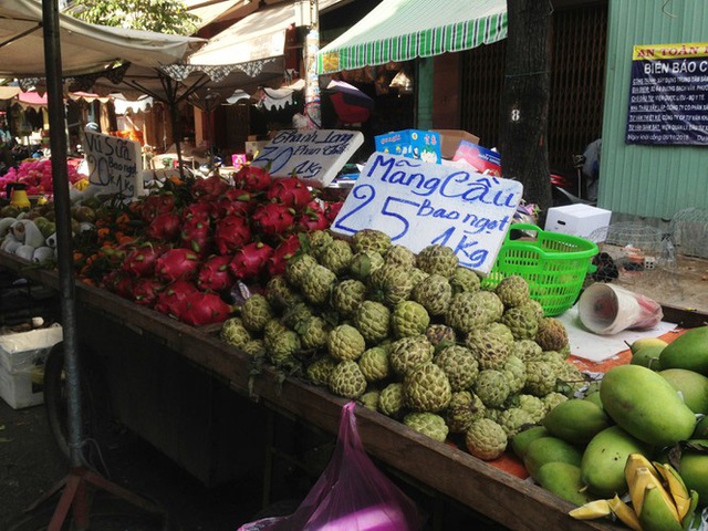 Trái cây khổng lồ gắn mác ngoại bày bán giá rẻ trên vỉa hè Sài Gòn - Ảnh 15.
