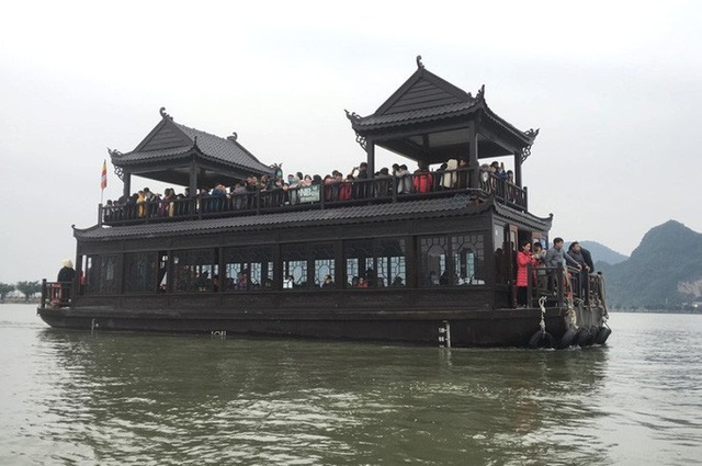  200.000 đồng/lượt đi thuyền trên hồ Tam Chúc, du khách vẫn chen nhau lên thuyền  - Ảnh 1.