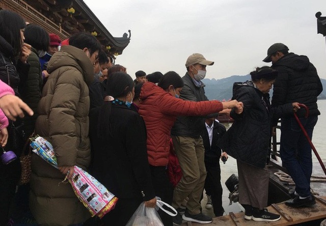  200.000 đồng/lượt đi thuyền trên hồ Tam Chúc, du khách vẫn chen nhau lên thuyền  - Ảnh 11.