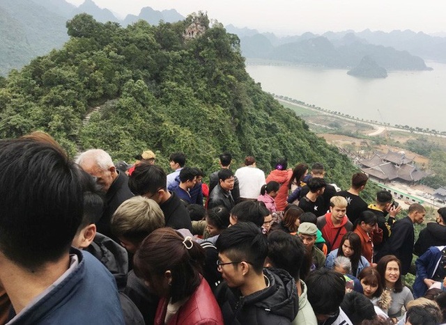  200.000 đồng/lượt đi thuyền trên hồ Tam Chúc, du khách vẫn chen nhau lên thuyền  - Ảnh 4.