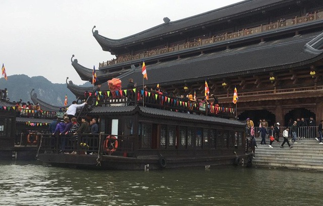 200.000 đồng/lượt đi thuyền trên hồ Tam Chúc, du khách vẫn chen nhau lên thuyền  - Ảnh 9.