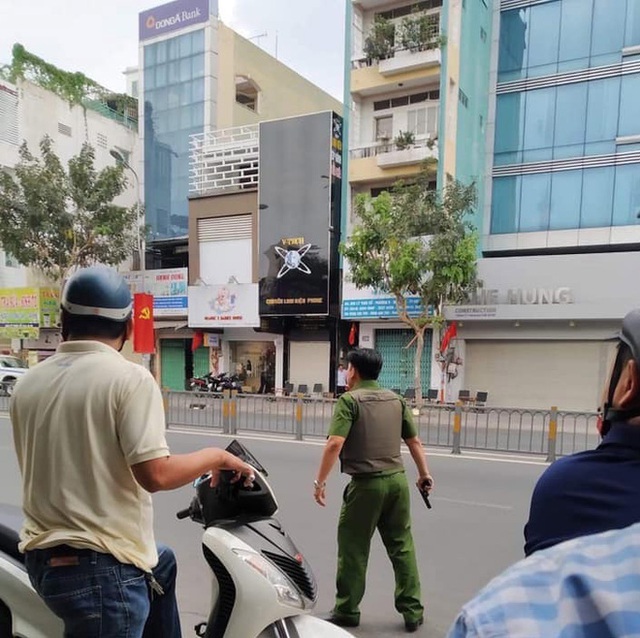 Nghi án thanh niên ngáo đá cầm súng, lựu đạn cướp ngân hàng ở Sài Gòn - Ảnh 1.