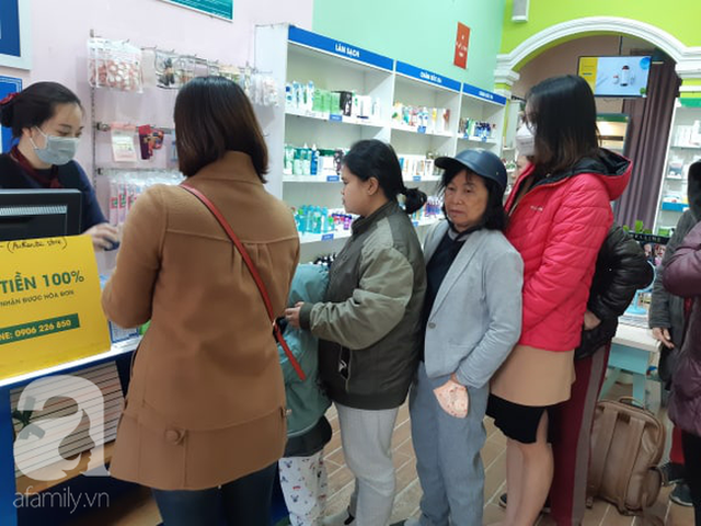 Hà Nội: Ngán ngẩm cảnh tranh giành mua khẩu trang tại chợ thuốc lớn nhất - Ảnh 3.