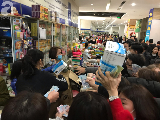 Hà Nội: Ngán ngẩm cảnh tranh giành mua khẩu trang tại chợ thuốc lớn nhất - Ảnh 12.