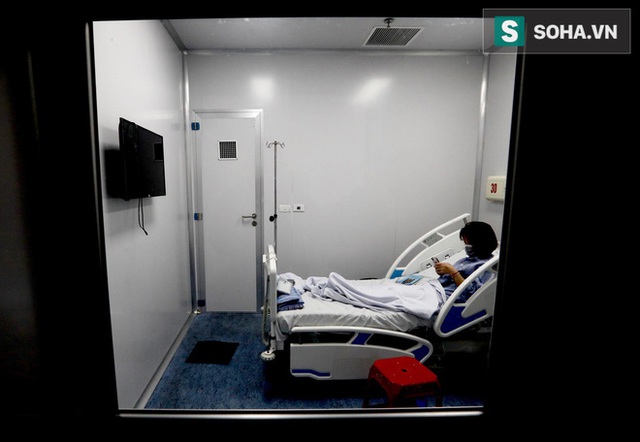  Bên trong phòng cách ly bệnh nhân có triệu chứng nhiễm virus Corona tại Hà Nội - Ảnh 11.