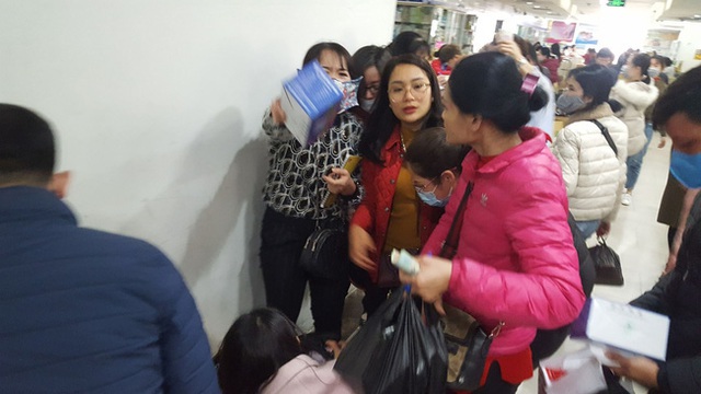Hà Nội: Ngán ngẩm cảnh tranh giành mua khẩu trang tại chợ thuốc lớn nhất - Ảnh 13.