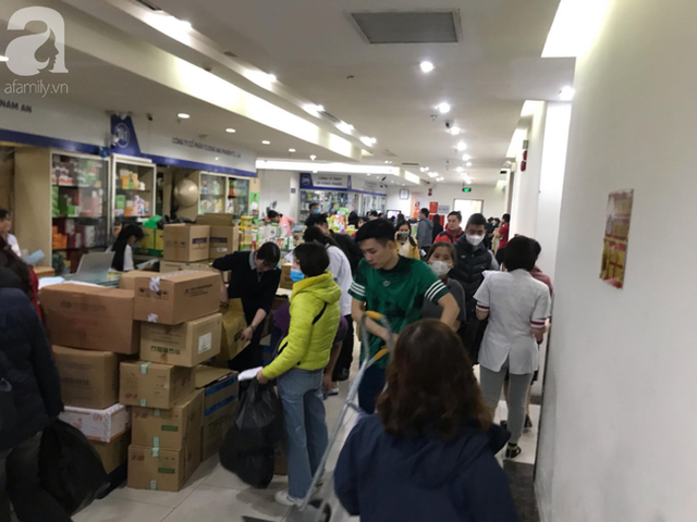 Hà Nội: Ngán ngẩm cảnh tranh giành mua khẩu trang tại chợ thuốc lớn nhất - Ảnh 14.