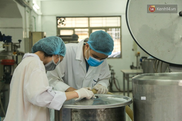 Giữa mùa dịch Covid-19, Đại học Bách khoa Hà Nội tự sản xuất 500 lít dung dịch sát khuẩn để chuyển xuống xã Sơn Lôi - Ảnh 2.