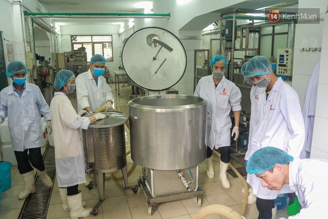 Giữa mùa dịch Covid-19, Đại học Bách khoa Hà Nội tự sản xuất 500 lít dung dịch sát khuẩn để chuyển xuống xã Sơn Lôi - Ảnh 3.