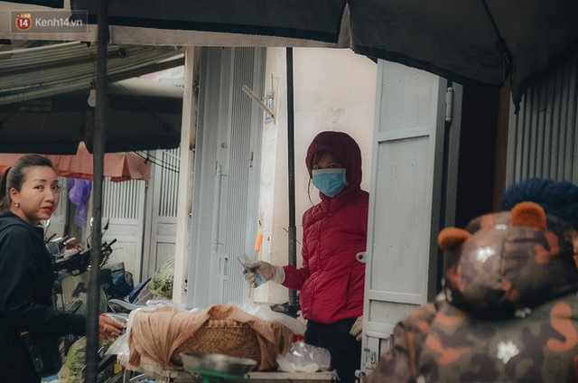 Cập nhật giá rau tăng vọt sau Tết, người Hà Nội đổ xô đi mua thực phẩm dự trữ giữa nạn dịch virus Corona - Ảnh 12.