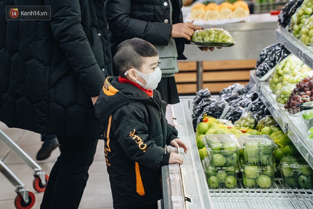 Cập nhật giá rau tăng vọt sau Tết, người Hà Nội đổ xô đi mua thực phẩm dự trữ giữa nạn dịch virus Corona - Ảnh 7.