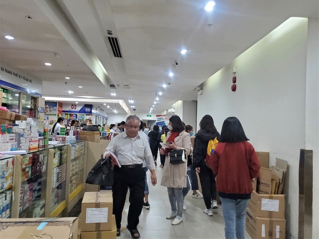  Sau 1 đêm, chợ thuốc lớn nhất Hà Nội đồng loạt đặt biển không bán khẩu trang, miễn hỏi - Ảnh 10.
