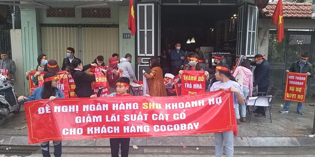 Khách mua Cocobay căng băng rôn đỏ rực, vây kín trụ sở Thành Đô tại Hà Nội - Ảnh 5.