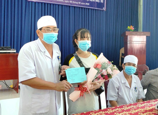  Khánh Hòa: Niềm vui vỡ òa của nữ lễ tân nhiễm virus corona được xuất viện  - Ảnh 1.