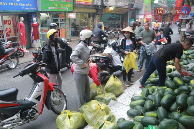 Không thể xuất khẩu do virus corona, dưa hấu được mang về thủ đô giải cứu với mức giá siêu rẻ 8.000 đồng/kg - Ảnh 7.