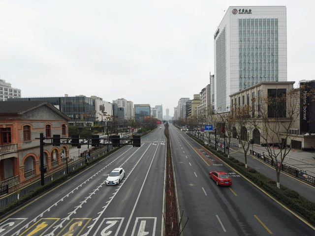 Trung Quốc chính thức phong tỏa 4 thành phố lớn của tỉnh Chiết Giang, mỗi gia đình chỉ được ra đường 2 ngày 1 lần - Ảnh 1.
