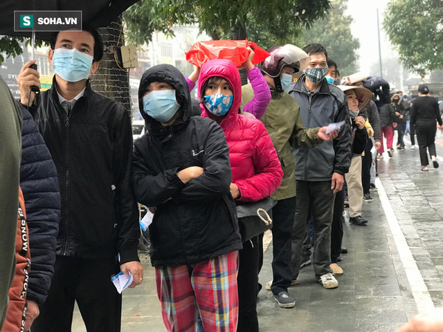  Người dân bỏ làm, đội mưa lạnh đứng đợi nhận khẩu trang miễn phí tại chợ thuốc lớn nhất Hà Nội - Ảnh 2.