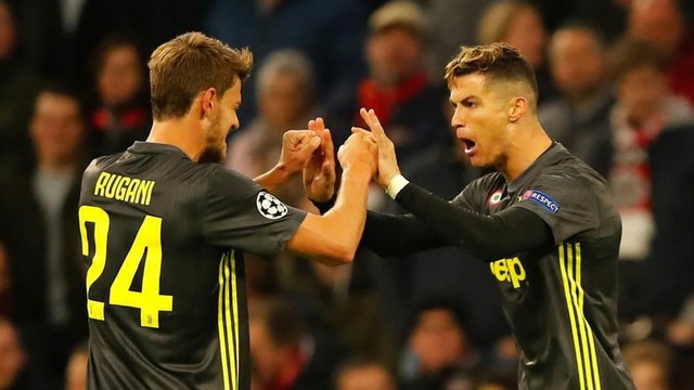 CLB Juventus xác nhận: Đồng đội của Cristiano Ronaldo nhiễm Covid-19, dù 3 ngày trước vẫn tưng bừng chụp ảnh cùng toàn đội  - Ảnh 4.