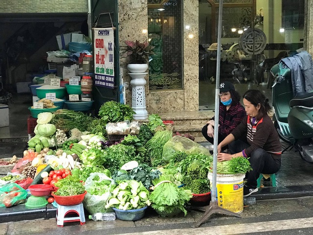Sau hàng ăn uống, nhiều chợ ở Hà Nội tiếp tục nghỉ Tết vì Covid-19 - Ảnh 2.
