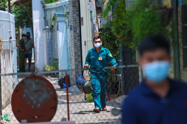 Di chuyển 2 phụ nữ trong con hẻm bị phong tỏa ở Sài Gòn vì nghi có người nhiễm Covid-19 - Ảnh 5.