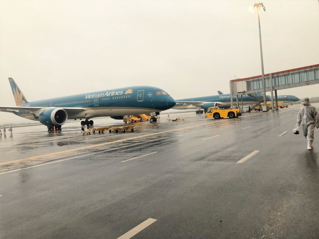 Bên trong những chuyến bay Vietnam Airlines đưa đồng bào về từ tâm dịch châu Âu - Ảnh 1. Bên trong những chuyến bay Vietnam Airlines đưa đồng bào về từ tâm dịch châu Âu - Ảnh 1.