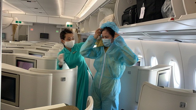 Bên trong những chuyến bay Vietnam Airlines đưa đồng bào về từ tâm dịch châu Âu - Ảnh 2. Bên trong những chuyến bay Vietnam Airlines đưa đồng bào về từ tâm dịch châu Âu - Ảnh 2.