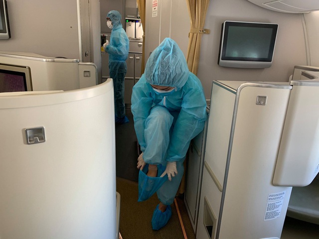 Bên trong những chuyến bay Vietnam Airlines đưa đồng bào về từ tâm dịch châu Âu - Ảnh 4. Bên trong những chuyến bay Vietnam Airlines đưa đồng bào về từ tâm dịch châu Âu - Ảnh 4.