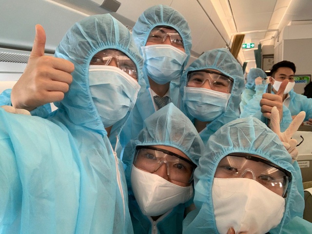 Bên trong những chuyến bay Vietnam Airlines đưa đồng bào về từ tâm dịch châu Âu - Ảnh 5. Bên trong những chuyến bay Vietnam Airlines đưa đồng bào về từ tâm dịch châu Âu - Ảnh 5.