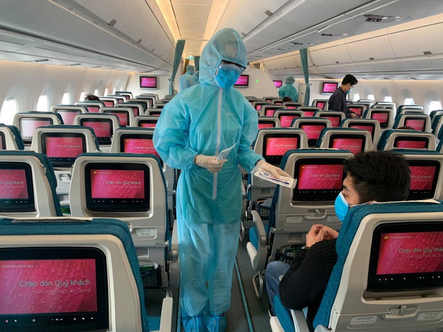 Bên trong những chuyến bay Vietnam Airlines đưa đồng bào về từ tâm dịch châu Âu - Ảnh 7. Bên trong những chuyến bay Vietnam Airlines đưa đồng bào về từ tâm dịch châu Âu - Ảnh 7.