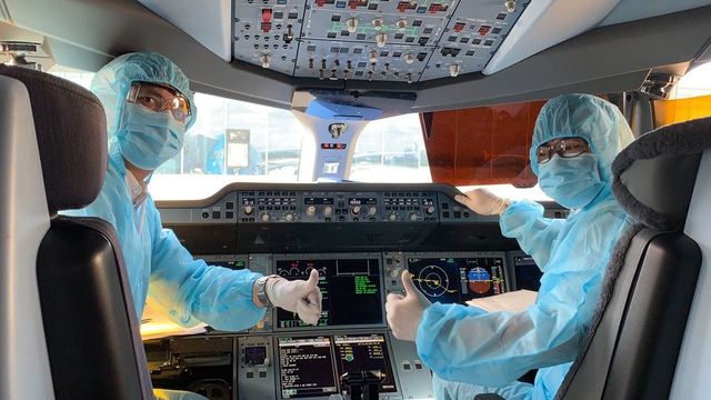 Bên trong những chuyến bay Vietnam Airlines đưa đồng bào về từ tâm dịch châu Âu - Ảnh 8. Bên trong những chuyến bay Vietnam Airlines đưa đồng bào về từ tâm dịch châu Âu - Ảnh 8.
