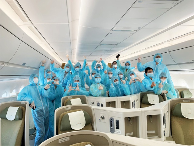Bên trong những chuyến bay Vietnam Airlines đưa đồng bào về từ tâm dịch châu Âu - Ảnh 9. Bên trong những chuyến bay Vietnam Airlines đưa đồng bào về từ tâm dịch châu Âu - Ảnh 9.