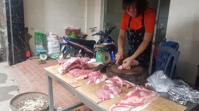 Sau chỉ đạo giảm giá, thịt lợn tại chợ truyền thống và siêu thị vẫn cao - Ảnh 1.