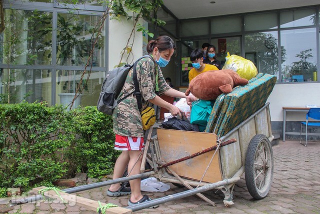 Sinh viên dùng xe bò chở đồ đạc nhường ký túc xá làm khu cách ly - Ảnh 3.