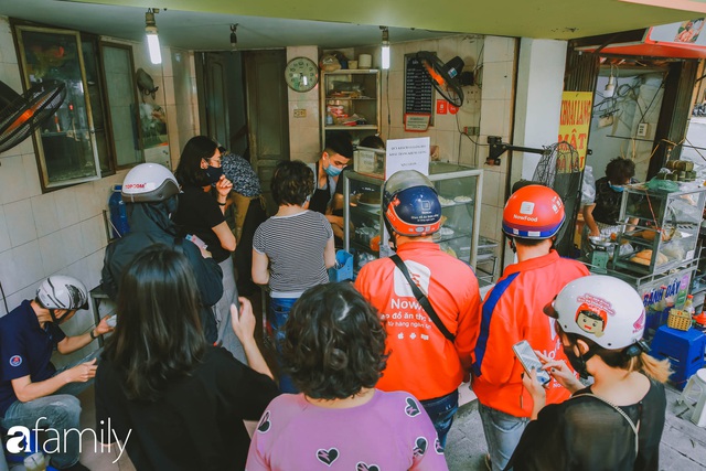 Phố phường vắng tanh nhưng những quán bánh trôi bánh chay nổi tiếng Hà thành vẫn đông người đến mua trước ngày Tết Hàn thực - Ảnh 2.