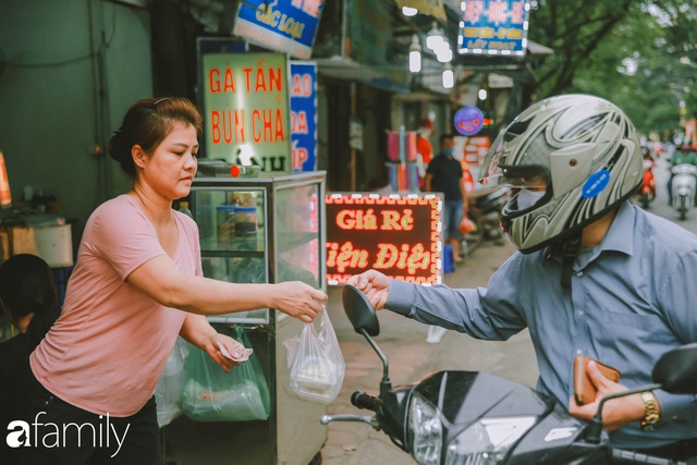 Phố phường vắng tanh nhưng những quán bánh trôi bánh chay nổi tiếng Hà thành vẫn đông người đến mua trước ngày Tết Hàn thực - Ảnh 18.