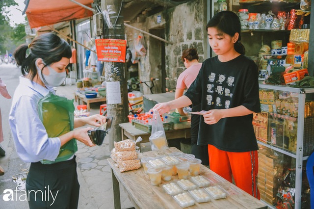 Phố phường vắng tanh nhưng những quán bánh trôi bánh chay nổi tiếng Hà thành vẫn đông người đến mua trước ngày Tết Hàn thực - Ảnh 26.