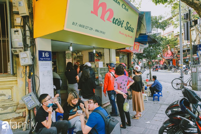 Phố phường vắng tanh nhưng những quán bánh trôi bánh chay nổi tiếng Hà thành vẫn đông người đến mua trước ngày Tết Hàn thực - Ảnh 4.