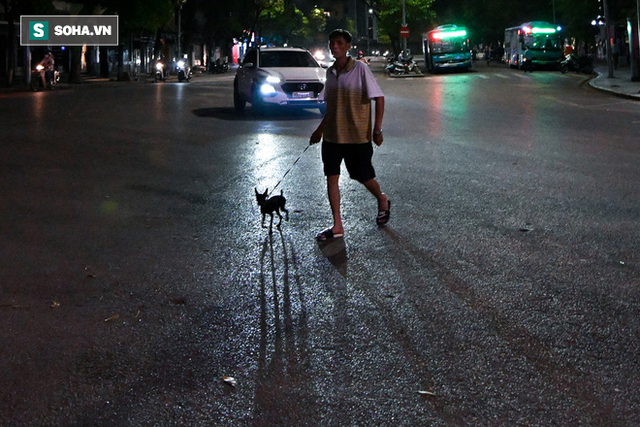 Cảnh tượng chìm trong bóng tối hiếm thấy của nhiều con phố kinh doanh sầm uất nhất Hà Nội - Ảnh 7.