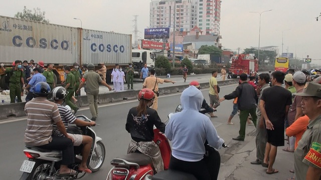  Xe tải biến dạng khi đâm vào đuôi xe container ở Sài Gòn, 3 người trong cùng gia đình tử vong - Ảnh 1.
