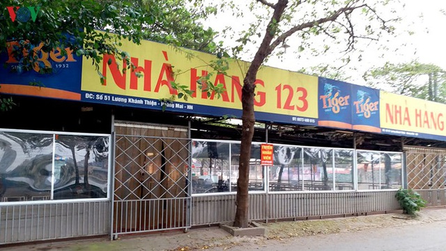 Cảnh vắng lặng hiếm có của nhà hàng, quán bia Hà Nội trong mùa dịch Covid-19 - Ảnh 1. Cảnh vắng lặng hiếm có của nhà hàng, quán bia Hà Nội trong mùa dịch Covid-19 - Ảnh 1.